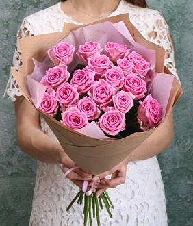 Яркий букет из 19 розовых роз 60см